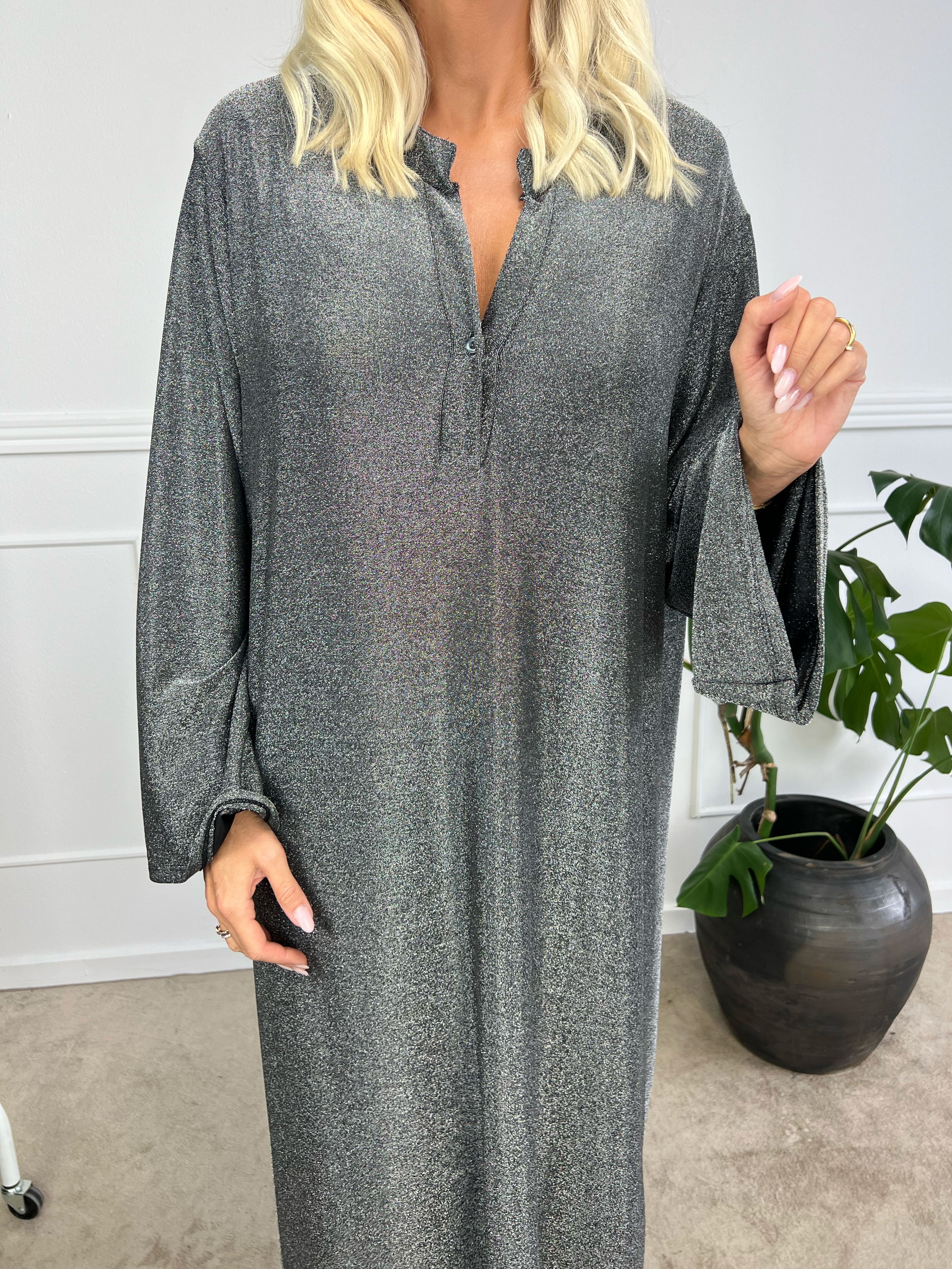 Damaris - Lang kjole i løs pasform med glimmertråde